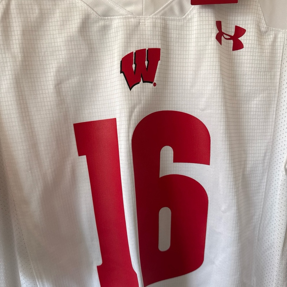 Men’s Under Armour Russell Wilson #16 Wisconsin Badgers Jersey Sz L - White NWT - Picture 2 of 7